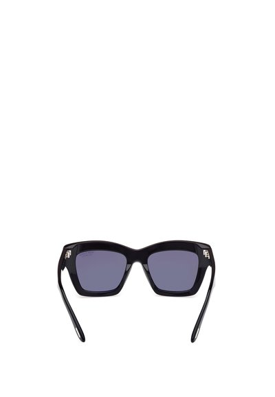 Ochelari de soare negri cu un cadru geometric, lentile violet închis și accente din metal argintiu pe laturi. Textură din plastic neted.