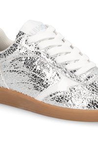Zilveren gebarsten leren sneaker met witte veters, rubberen gumzoel en logo-detail. Rond neu en gevoerde binnenkant voor comfort.