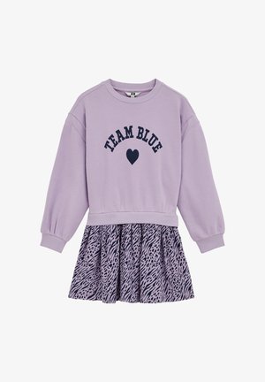 Lila lange mouw sweatshirtdress met de tekst "TEAM BLUE" en een hart erop, gecombineerd met een bijpassende rok met dierenprint.