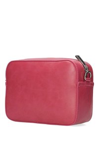 Borsa a tracolla in pelle rosa con forma rettangolare, texture liscia e dettaglio della cerniera in argento. Dettagli includono una tasca laterale.