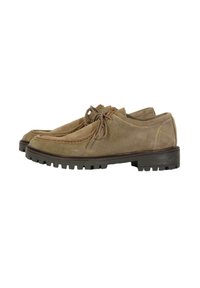 Scarpe in suede marrone con punta arrotondata, design con lacci, cuciture in contrasto e suole in gomma testurizzata con piccole tacche.