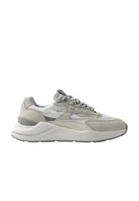 Sneaker grigie chiare realizzate con un mix di suede e materiali in mesh, caratterizzate da una spessa suola bianca, lacci e accenti di design con ritagli.