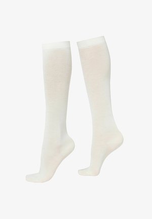 Calcetines blancos hasta la rodilla hechos de una tela suave y flexible, con un borde acanalado en la parte superior. Tienen un color uniforme y sin patrones visibles.