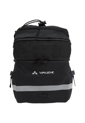 Zaino nero con esterno texturizzato, doppie tasche con zip, striscia riflettente argento e logo anteriore. Chiusura con cordino regolabile.