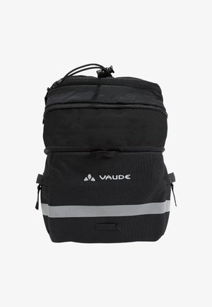 Zaino nero con esterno texturizzato, doppie tasche con zip, striscia riflettente argento e logo anteriore. Chiusura con cordino regolabile.