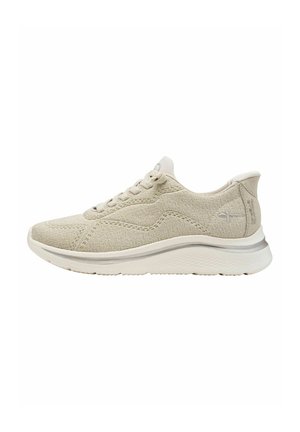 Baskets basses en daim beige clair avec lacets à l'avant, semelle blanche confortable et motif discret cousu sur le côté.