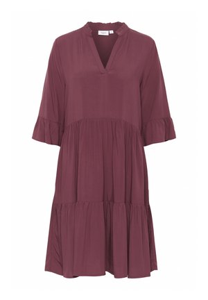 Mályva színű ruha V-kivágással, háromnegyedes, bővülő ujjakkal és réteges fodrokkal az alján. Puha anyag, sima tapintású. Címke: Saint.