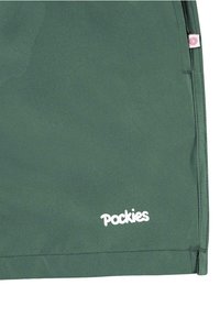 Grønn stoffskjørt med en glatt tekstur, med en hvit merkevarelogo "Pockies" nederst til høyre og et lite merke på siden.