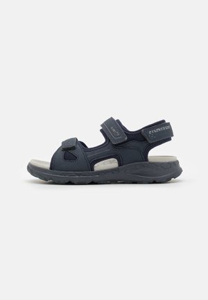 Marine Sandalen aus synthetischem Material und Netzgewebe, ausgestattet mit verstellbaren Klettverschlüssen, einer gepolsterten Innensohle und einer strukturierten Gummisohle.