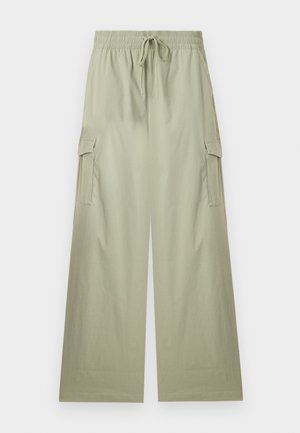Φαρδιά cargo παντελόνια σε ανοιχτό πράσινο με ελαστική μέση και κορδόνι, διαθέτουν πλαϊνές τσέπες με καπάκι και άνετη εφαρμογή.