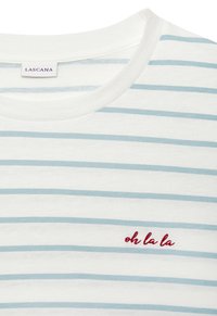 Gestreiftes Baumwoll-T-Shirt mit hellblauen und weißen Streifen, rundem Ausschnitt und roter "oh la la" Stickerei auf der Vorderseite.