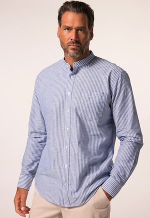 Chemise à rayures bleu ciel et blanche à manches longues avec col mandarin, fermeture à boutons et poche poitrine. Tissu en coton doux.