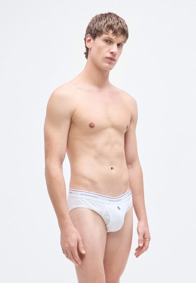 Άσπρο βαμβακερό εσώρουχο με εφαρμοστή σχεδίαση, ελαστική μέση με το λογότυπο "DSQUARED2" και ομαλή υφή.