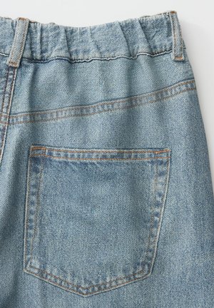 Lichtblauwe spijkerstof met een achterzak en een elastische tailleband, voorzien van oranje contrasterende stiksels.