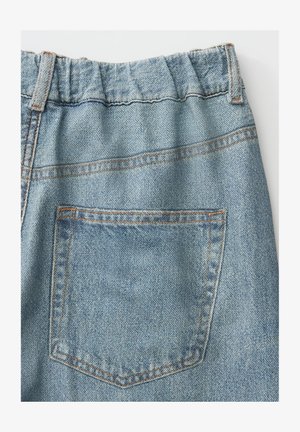 Lichtblauwe spijkerstof met een achterzak en een elastische tailleband, voorzien van oranje contrasterende stiksels.