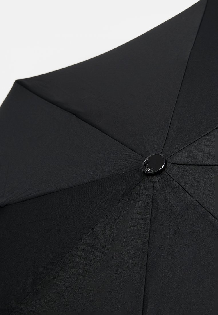 Schwarzer offener Regenschirm von oben betrachtet, zeigt die Stoffpaneele und den zentralen Knopf.