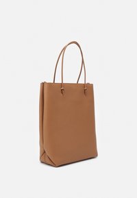 Borsa a tracolla in pelle marrone con superficie texture, forma rettangolare alta, due manici e un design minimalista. Chiusura con zip metallica nella parte superiore.