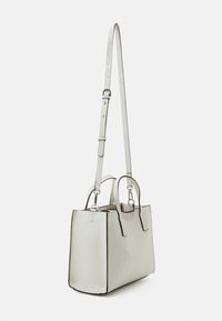 Sac à main rectangulaire en cuir blanc avec deux poignées courtes et une longue bandoulière réglable, présenté sur fond blanc.