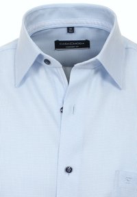 Himmelblaues, gestreiftes Hemd mit Knöpfen verfügt über einen umgeschlagenen Kragen, dunkle Knöpfe und eine Seitentasche mit Logodetail. Der Stoff ist glatt und strukturiert.
