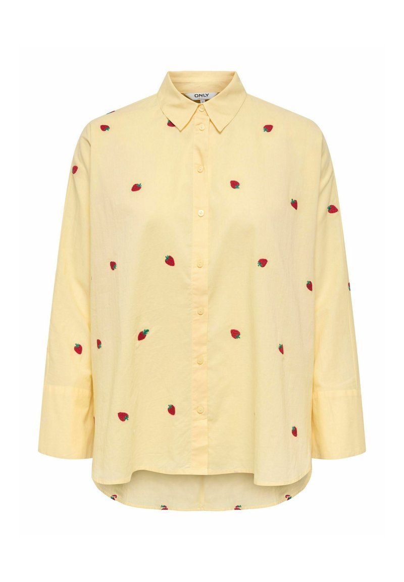 Chemise jaune boutonnée avec des fraises rouges brodées. Elle comporte un col, des manches longues, un ourlet arrondi et un tissu texturé.