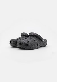 Crocs CLASSIC GEOMETRIC UNISEX - Baseino šlepetės - black