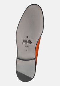 Semelle en cuir brun avec une base grise texturée, affichant la marque en relief "HENRY STEVENS BERLIN" et un indicateur de taille.