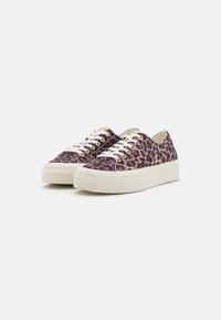 Sneakers in tela con stampa leopardata, lacci bianchi, suola in gomma piatta e testurizzata, e design a punta rotonda. I motivi sono audaci e a contrasto.