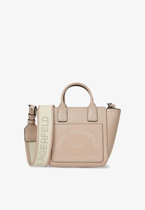 Sac à main en cuir beige Karl Lagerfeld avec poignées supérieures, poche avant et bandoulière amovible en tissu crème avec le nom de la marque.