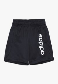 Černé sportovní šortky s elastickým pasem, dvěma bočními kapsami a bílým logem "adidas" potištěným vertikálně na levé straně.