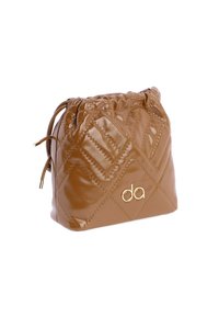 Bolso de cuero marrón acolchado con cierre de cordón, acabado brillante y detalles en dorado. Presenta un patrón diagonal de diamantes y la parte superior fruncida.