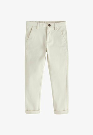 Pantalon en coton beige clair avec une coupe ajustée, une taille plate, des coutures discrètes, deux poches latérales et des ourlets retroussés.