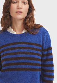 Blau- und braun gestreifter Pullover aus weichem Strickstoff, mit Rundhalsausschnitt und strukturiertem Rippmuster an den Bündchen und dem Saum.