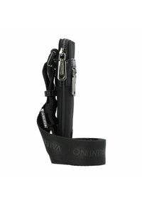 Černá nylonová crossbody taška se zipovým uzávěrem, nastavitelným popruhem, lesklými akcenty a detaily loga. Kompaktní a elegantní design.