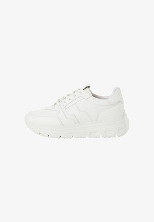 Baskets blanches de sport avec un extérieur en cuir lisse, un bout rond, un col rembourré, des lacets plats et une semelle en caoutchouc épaisse et texturée.