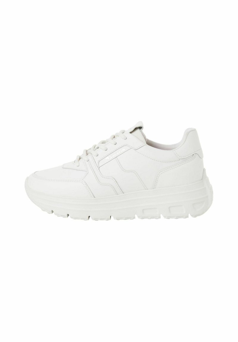 Vit sportig sneaker med en slät läderutsida, rund tå, vadderad krage, platta snören och en tjock texturerad gummisula.