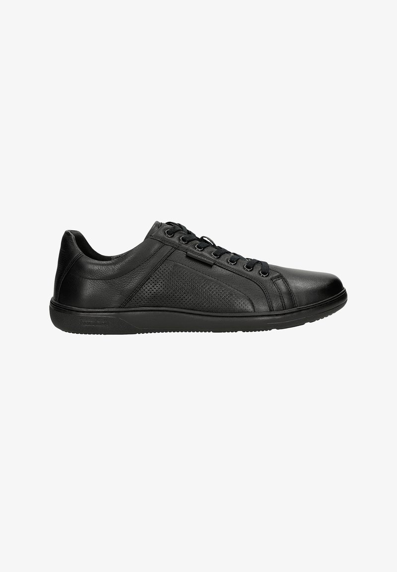 Schwarze Ledersneaker mit glatter Oberfläche, ausgestattet mit durchbrochenen Seitenpaneelen, runden Schnürsenkeln und einer flachen Gummisohle.