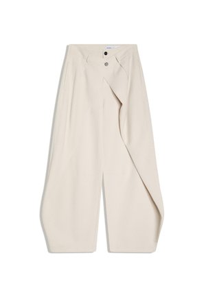 Pantalon beige à jambes larges avec fermeture à double bouton et devant plissé. Tissu lisse aux lignes épurées sans motifs visibles.