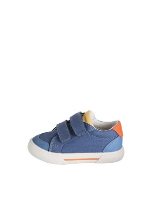 Blauer Kinderschuh mit zwei Klettverschlüssen, weißer Sohle, orangefarbener Fersenlasche und gelbem Innenfutter, seitlich dargestellt.