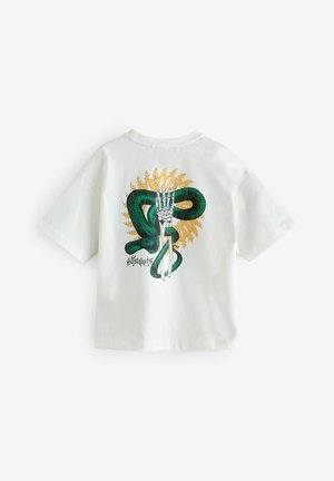 Vit bomulls t-shirt med en grön ormgrafik, en skeletthand och blixtar tryckta i gult, med en avslappnad passform och rundad halsringning.