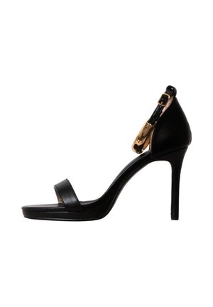 Sandale noire à talon haut et fin, bride ouverte sur l'orteil, bride de cheville avec boucle dorée et légère semelle plateforme.