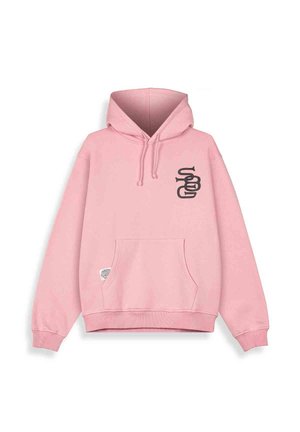 Sudadera con capucha rosa, con un bolsillo frontal, cordones ajustables y un logotipo gráfico negro en la zona del pecho izquierdo. Textura de tejido suave.