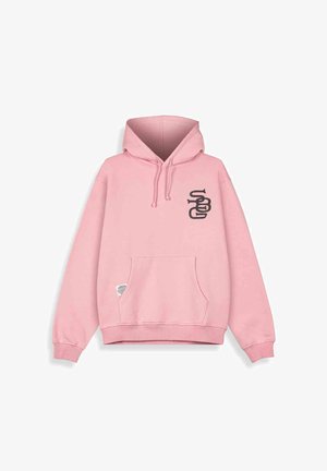 Sudadera con capucha rosa, con un bolsillo frontal, cordones ajustables y un logotipo gráfico negro en la zona del pecho izquierdo. Textura de tejido suave.