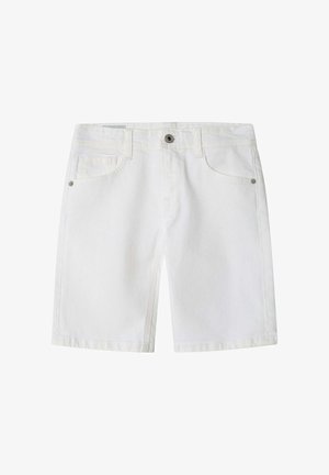 Pantalones cortos vaqueros blancos con botón frontal, trabillas para cinturón y dos bolsillos delanteros con detalles de remaches sobre un fondo blanco.