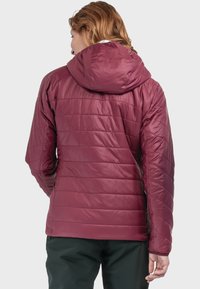Bordeauxfarbene Pufferjacke mit Kapuze, ausgestattet mit einem gesteppten Design und glatter Textur. Die Rückansicht zeigt eine figurbetonte Silhouette und elastische Bündchen.