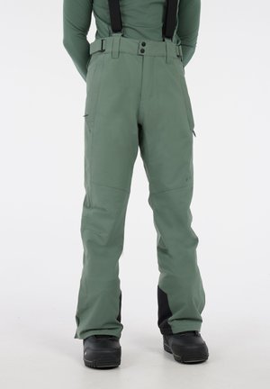 Grüne wasserdichte Schneehosen mit verstellbaren Trägern, vorderem Knopfverschluss, mehreren Taschen und schwarzen Akzenten an den Säumen und an der Seite.
