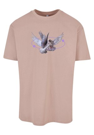 Lyserød bomulds T-shirt med et grafisk print af en fugl med spredte vinger, accented med et lilla cirkulært design omkring.