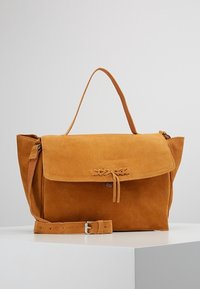 Sac à main en suède marron avec fermeture à rabat, orné d'un accent tressé et d'une bandoulière amovible. Forme rectangulaire et texture douce.