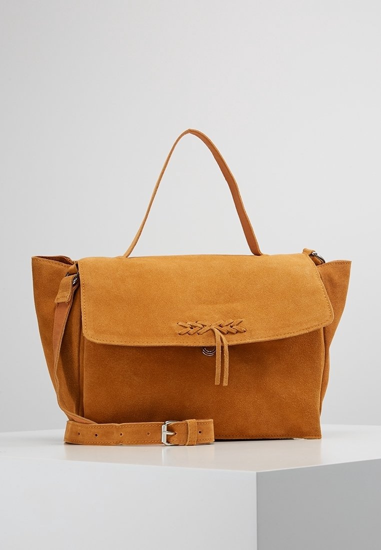 Sac à main en suède marron avec fermeture à rabat, orné d'un accent tressé et d'une bandoulière amovible. Forme rectangulaire et texture douce.