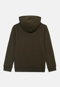 Olivengrønn hettegenser med kengurulomme, ribbestrikkede mansjetter og nederkant. Myk tekstur, med snor i hetten og sydd sømmer.