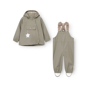 Barnas olivengrønne vanntette jakke med hette og stjerneanheng, kombinert med matchende vanntette bukser med justerbare stropper og fotløkker.